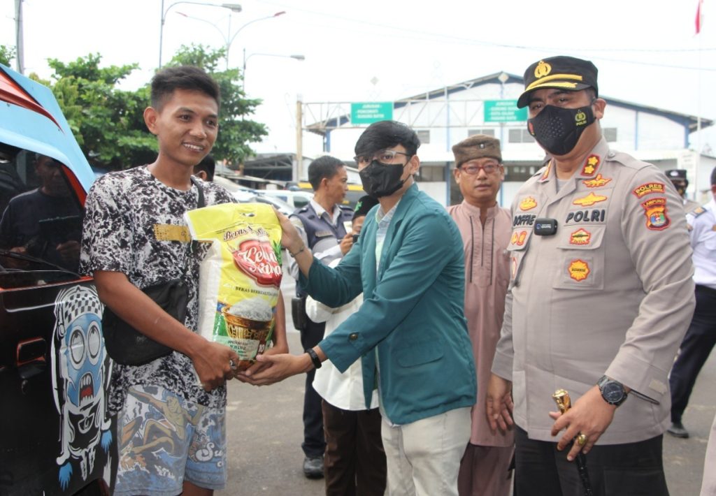 Harga BBM Naik, Polres Lamteng Bagikan 1,2 ton Beras ke Sopir Angkot dan Driver Ojol