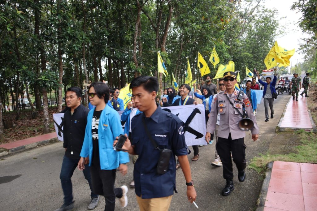 Polisi Amankan Aksi Damai PC PMII di Kantor DPRD Kabupaten Way Kanan