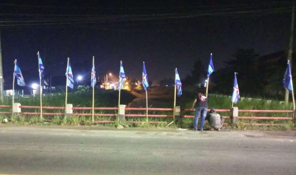 Sambut Hut Partai Demokrat ke-21, DCP Demokrat Lamteng Mulai Pasang Bendera Sepanjang Jalinsum