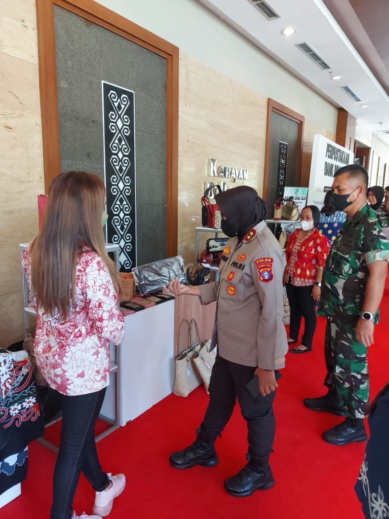 Bangga Produk Lokal, Wakapolda Kalteng Kunjungi Bazar Kerajinan Tangan