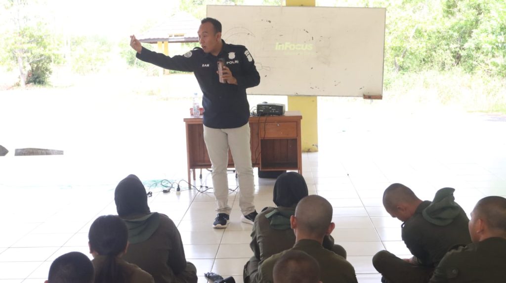Humas Polda Kalteng Edukasi Peserta Diklatsar Menwa Bijak Bermedsos dan Waspada Grooming