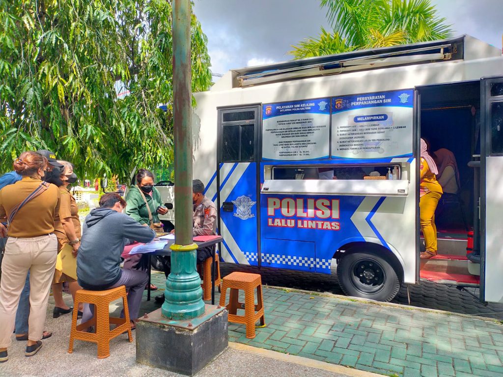 Antusias Masyarakat  Perpanjang SIM Pada SIMLING Ditlantas Polda Kalteng