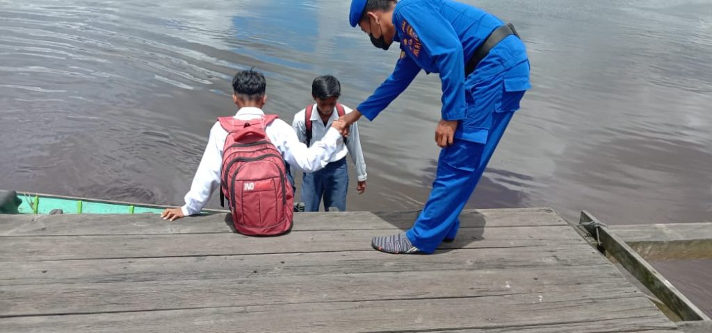 Personel Ditpolairud Lakukan Pengamanan Aktivitas Masyarakat Di Dermaga Tradisional Desa Tanjung Putri