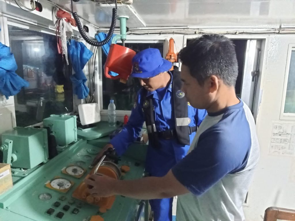 Personel Kapal Polisi XVIII – 2006 Ditpolairud Lakukan Penyuluhan Pada Kapal Sandar Di Das Mentaya