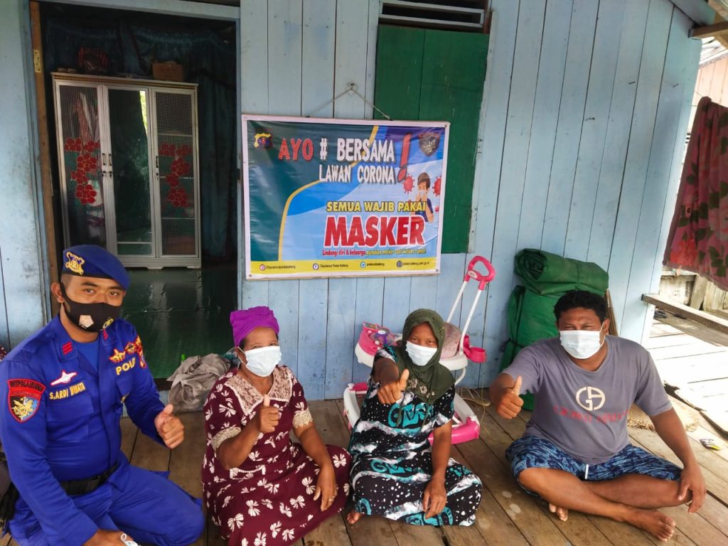 Personel Ditpolairud Ajak masyarakat Pesisir Desa Kumpai Tetap Patuhi Prokes