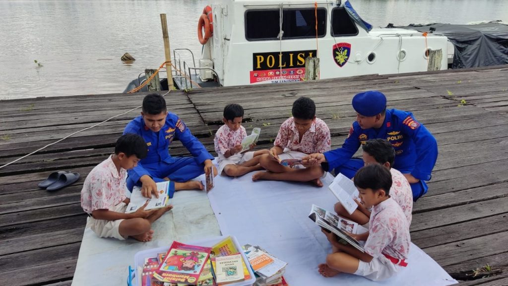 Personel Ditpolairud Sambangi Pedagang Pasar Tradisional