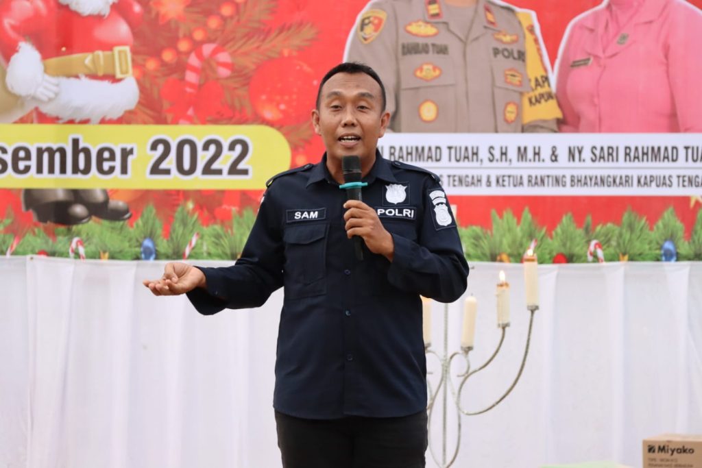 Humas Polda Kalteng Sampaikan Bijak Bermedsos, Saat Ibadah Natal di Polsek Kapuas Tengah