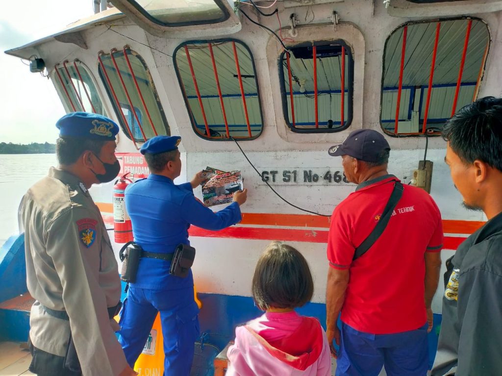 Personel Kapal Polisi XVIII – 2005 Ditpolairud Tempel  Stiker Di Pelabuhan Penyebrangan Sampit