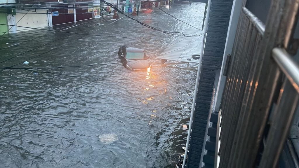 Makassar di Kepung Banjir, Polisi Himbau Jangan dulu Berkendara