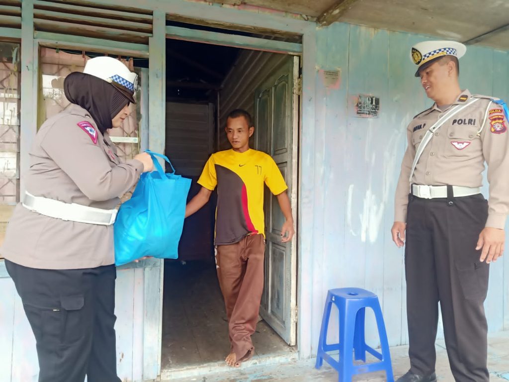 Ditlantas Berbagi, 60 Sembako Disebar ke Masyarakat Kurang Mampu