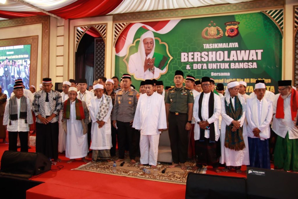 Kabid Humas Polda Jabar : Ribuan Jemaah Hadiri Tasikmalaya Bersholawat Dan Doa Untuk Bangsa, Bersama Habib Luthfi Bin Ali Bin Yahya