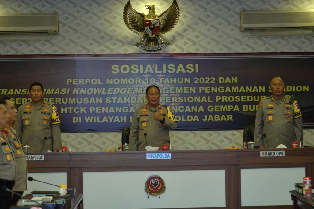 SOSIALISASI PERATURAN KEPOLISIAN NEGARA RI NOMOR 10 TAHUN 2022 TENTANG PENGAMANAN PENYELENGGARAAN KOMPETISI OLAHRAGA, PELATIHAN MANAJEMEN PENGAMANAN STADION, PERUMUSAN SOP DAN HTCK PENANGANAN BENCANA GEMPA DI WILAYAH HUKUM POLDA JABAR