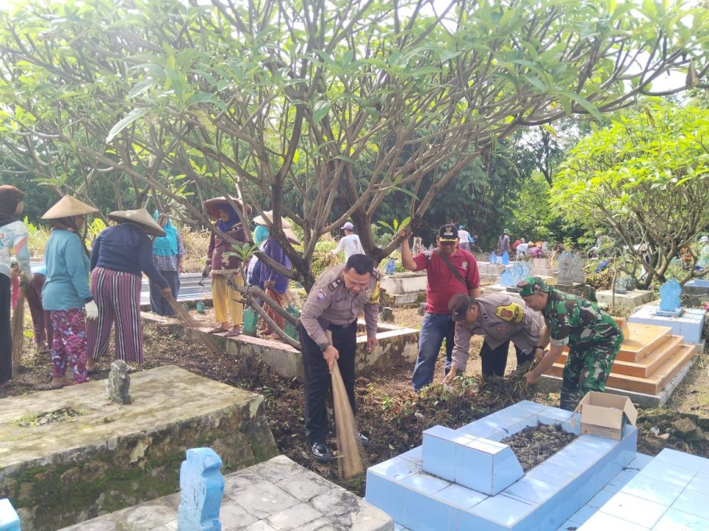 Jalin Silaturahmi Dengan Masyarakat, Polsek dan Koramil 1701 Dawuan Gelar Jumat Bersih