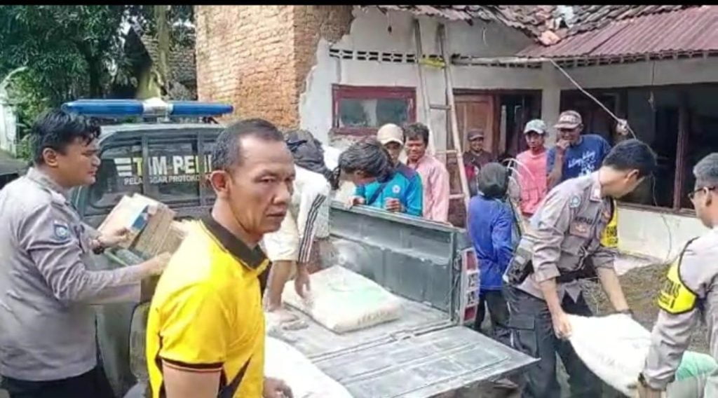 Kabid Humas Polda Jabar : Polisi Berikan Bantuan Renovasi Rumah Warga Kurang Mampu Di Desa Garawangi