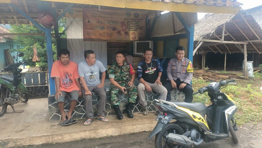 Patroli Sinergitas TNI-Polri Di Kelurahan Urug, Himbau Warga Waspada Penipuan Online Dan Tingkatkan Siskamling