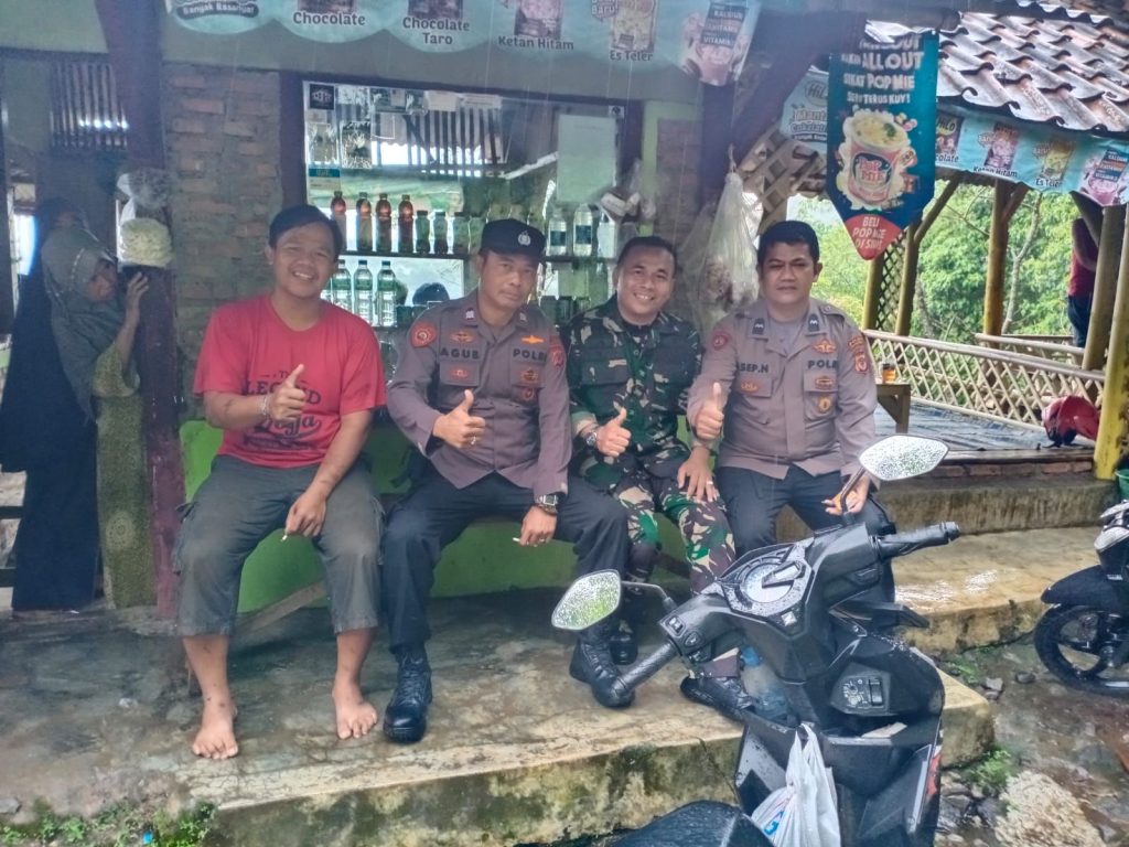 Jaga Kondusifitas Wilayah, Polri Bersama TNI Bersinergi Di Cikijing Sambangi Warga Desa Sindangpanji