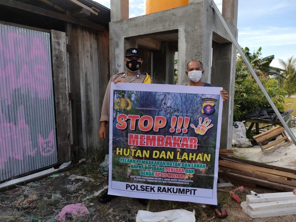 Polsek Rakumpit Ajak Masyarakat Bentangkan Spanduk Cegah Karhutla