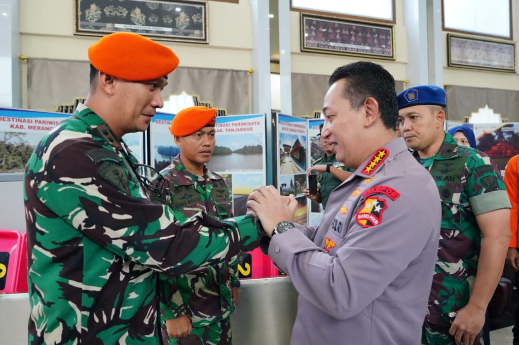 Apresiasi Dari Kapolri Langsung ke TNI yang ‘Berputar’ dan Tim Gabungan Evakuasi Kapolda Jambi