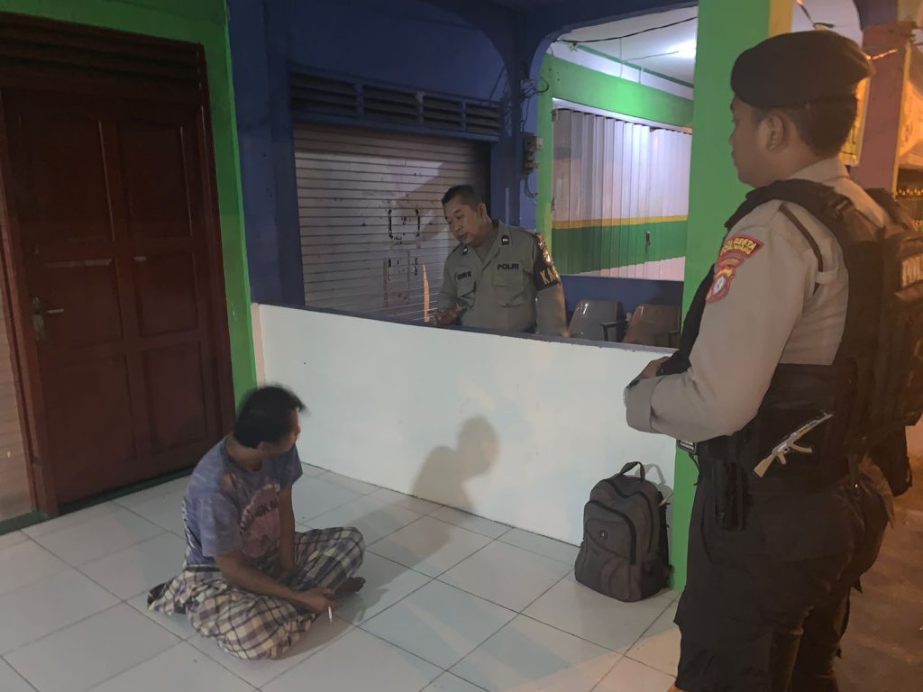 Mabuk Dipinggir Jalan, Pria Tanpa Identitas Diamankan Polisi Palangka Raya
