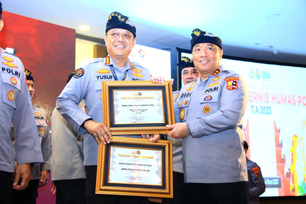 Penghargaan Kadivhumas Pada Saat Rakernis Humas Polri