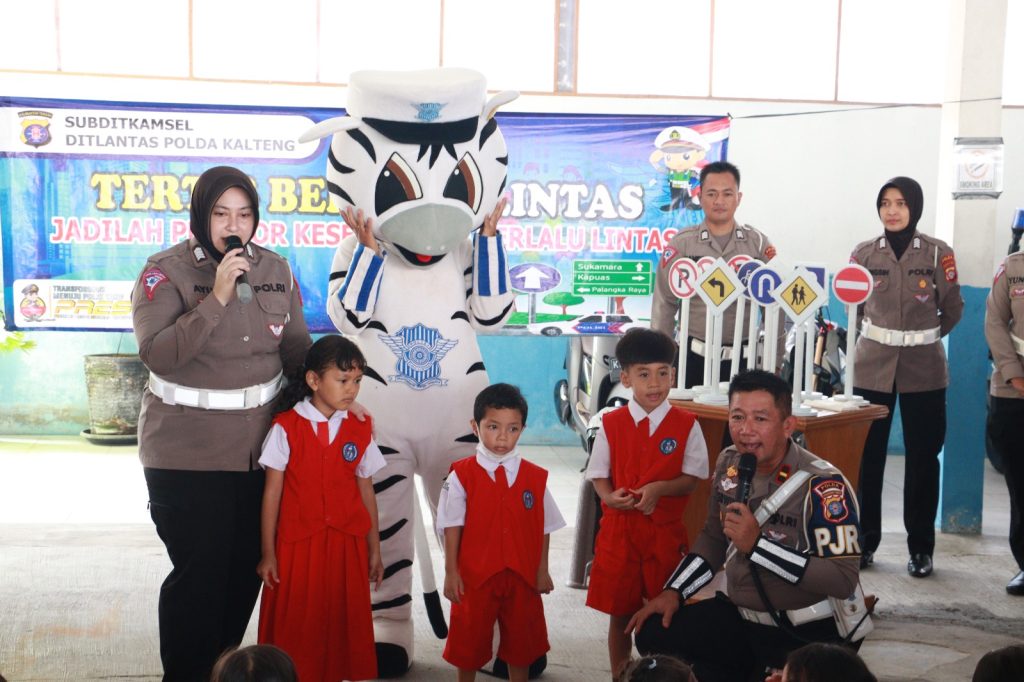 Ditlantas Tanamkan Tertib Berlalu Lintas kepada Murid TK dan Paud Nanda Palangka Raya