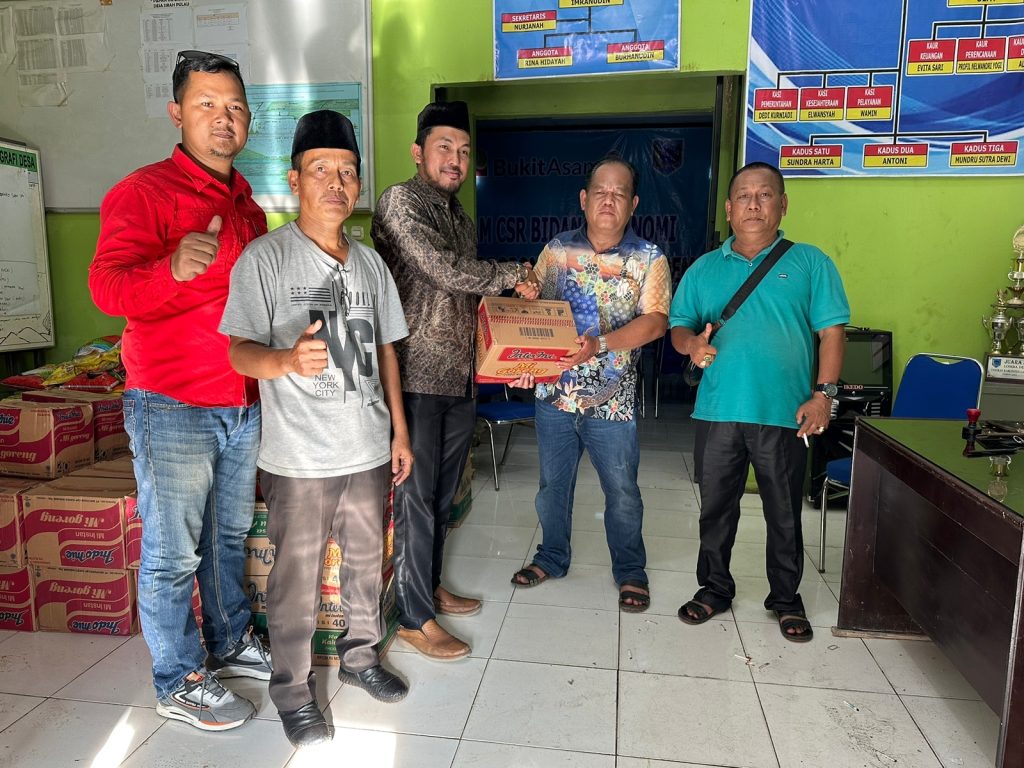 Peduli Korban Banjir Di Kabupaten Lahat, Yulius Maulana Bagikan Ratusan Paket Sembako