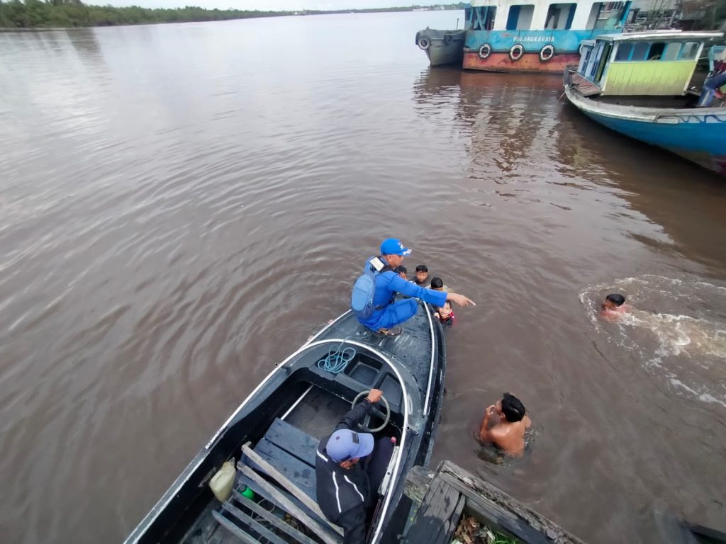 Ditpolairud Imbau Hal Ini Kepada Bocah yang Masih Mandi di Sungai