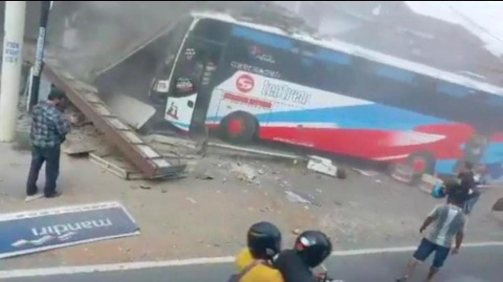 Rem Blong, Bus Tentrem Tabrak Kantor dan Motor di Probolinggo