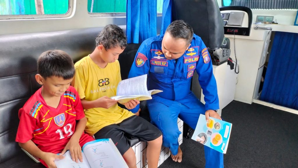 Suasana Baru Belajar Diatas Kapal Polisi, Anak – Anak Antusias Rutin Datang untuk Membaca Buku