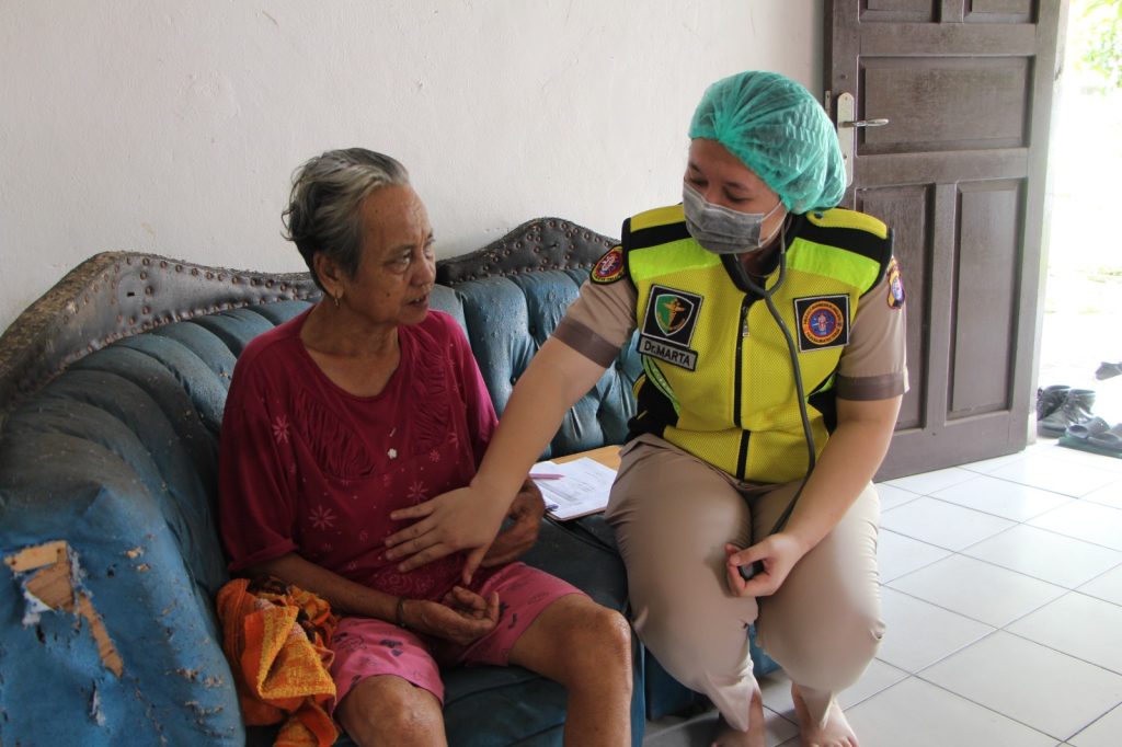 Rumkit Bhayangkara Beri Pengobatan Gratis Puluhan Lansia Di Panti Jompo