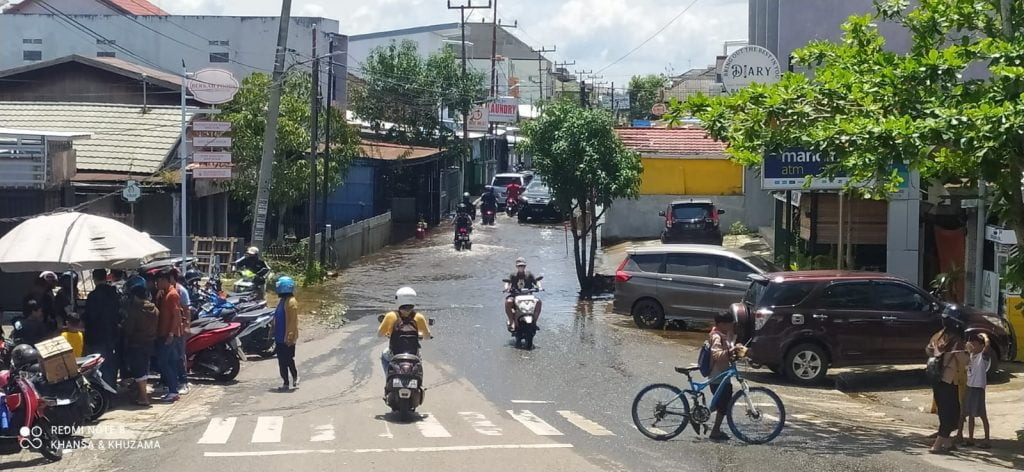 Banjarmasin Tergenang Banjir Setinggi Lutut Aktifitas Warga Terganggu