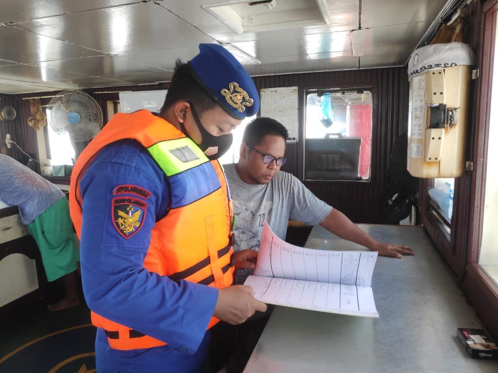 Personel KP XVIII-1002 Ditpolairud Rutin Laksanakan Pemeriksaan Kapal Melintas