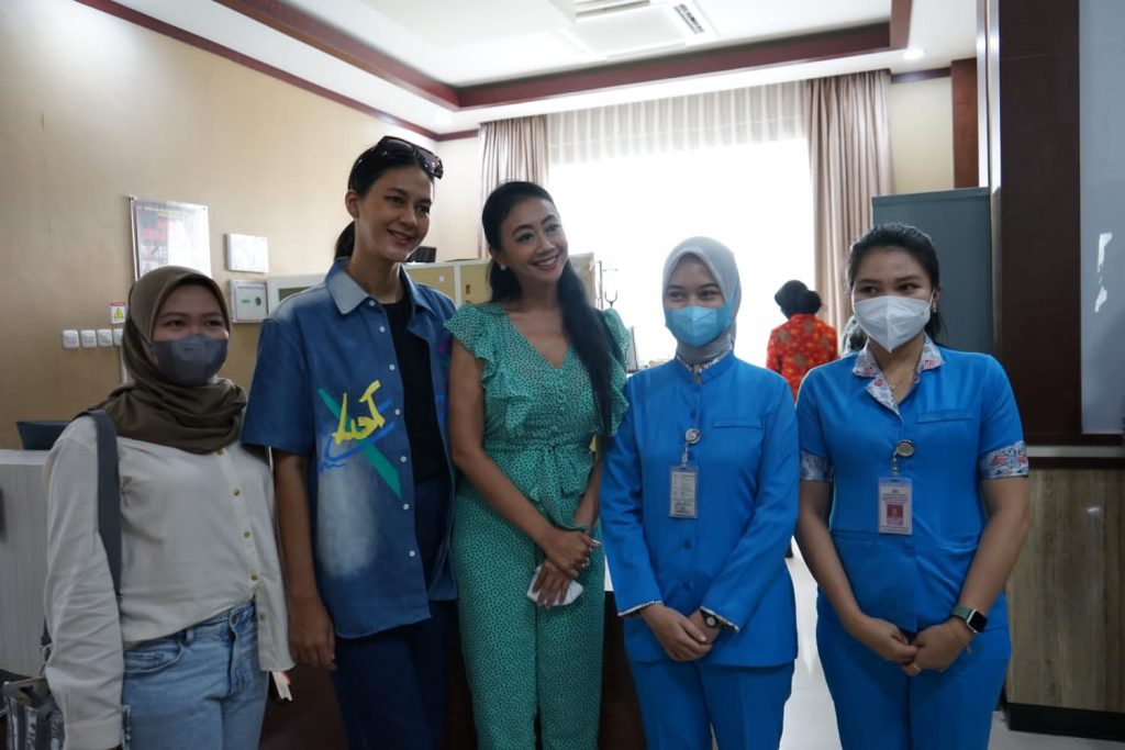 Artis Ibukota Kunjungi Rumkit Bhayangkara Palangka Raya