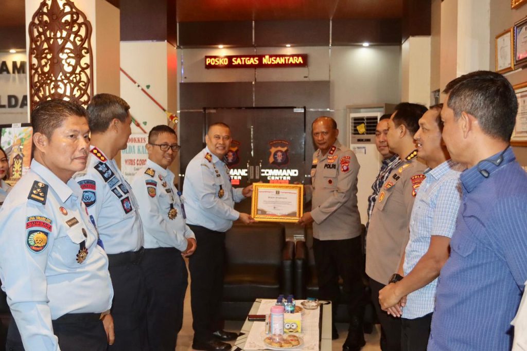 Polda Kalteng Terima Penghargaan Kemenkumham Berhasil Tabgkap Napi Yang Kabur Dari Lapas IIA Palangka Raya