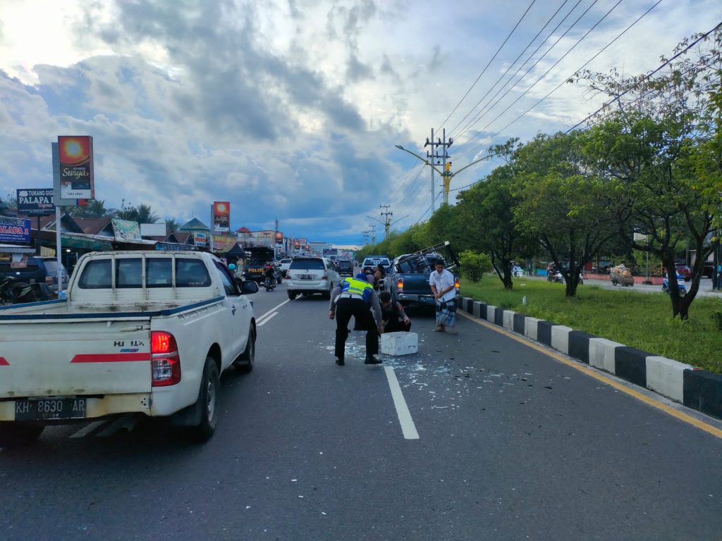 Personel Ditlantas Polda Kalteng Atur Lalu Lintas dan Bersihkan Pecahan Kaca Di Jalan Raya