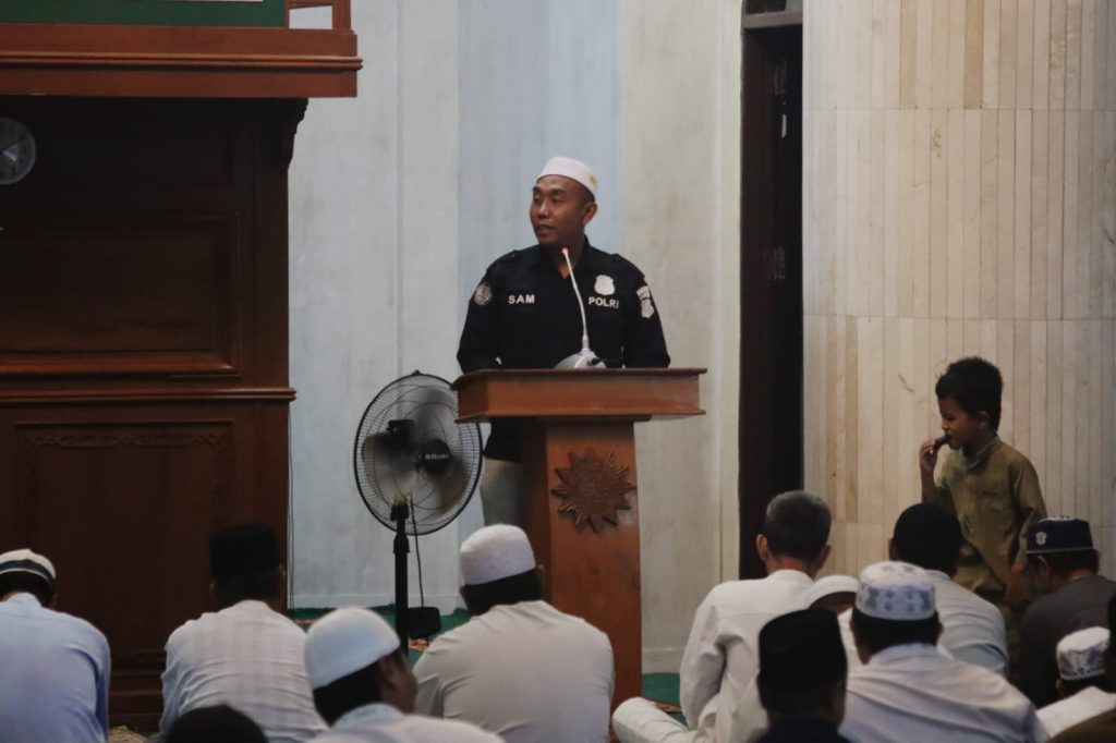 Kultum Salat Tarawih di Masjid UMP, Humas Polda Kalteng Sampaikan Hoaks Menurut Islam Dan UU ITE