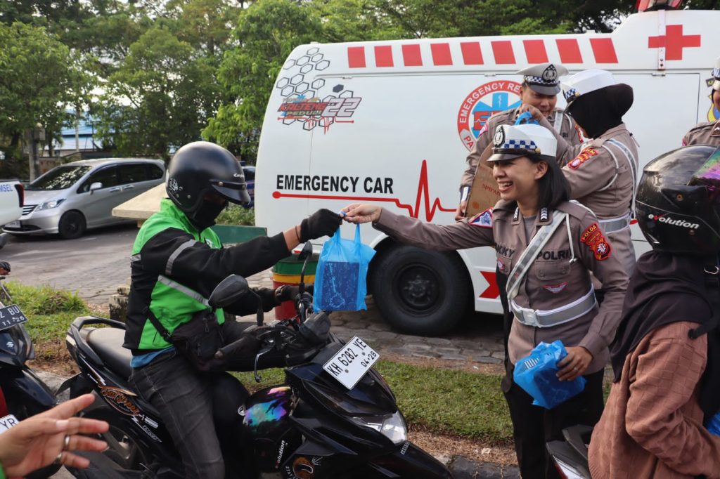 Ditlantas Polda Kalteng Bagikan Takjil Kepada Pengendara