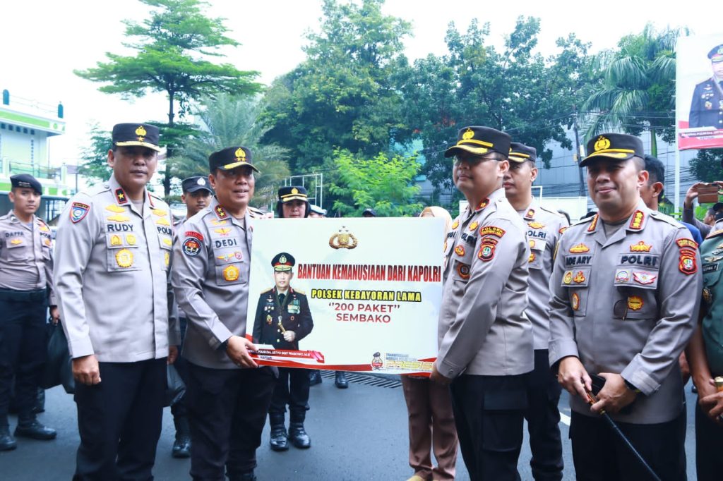 Kapolri Sebar Ribuan Paket Sembako ke Masyarakat di Slum Area Jaksel