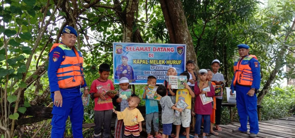 Kapal Melek Huruf Ditpolairud Kunjungi Anak-anak Di Desa Sungai Rungun