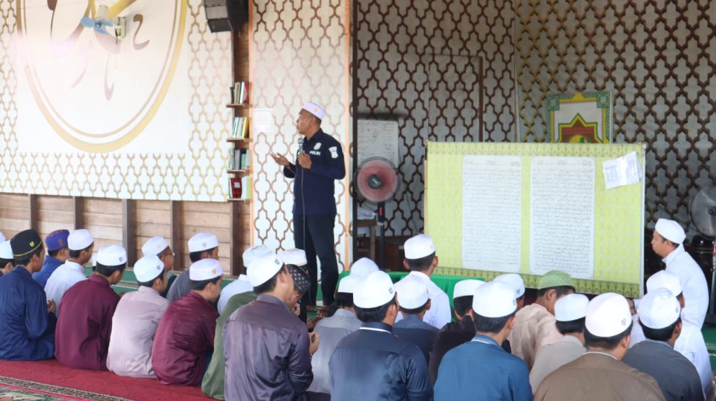 Humas Polda Kalteng Sampaikan Bijak Bermedia Sosial Menurut Alquran dan UU ITE di Ponpes Hasanka