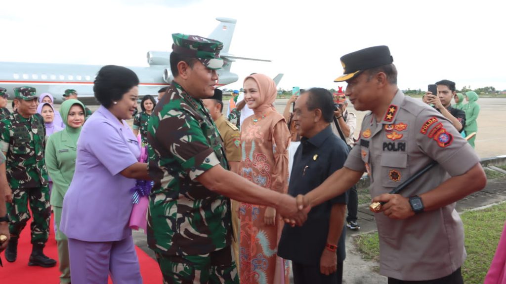 Kapolda Kalteng Sambut Panglima TNI Di Bandara Tjilik Riwut