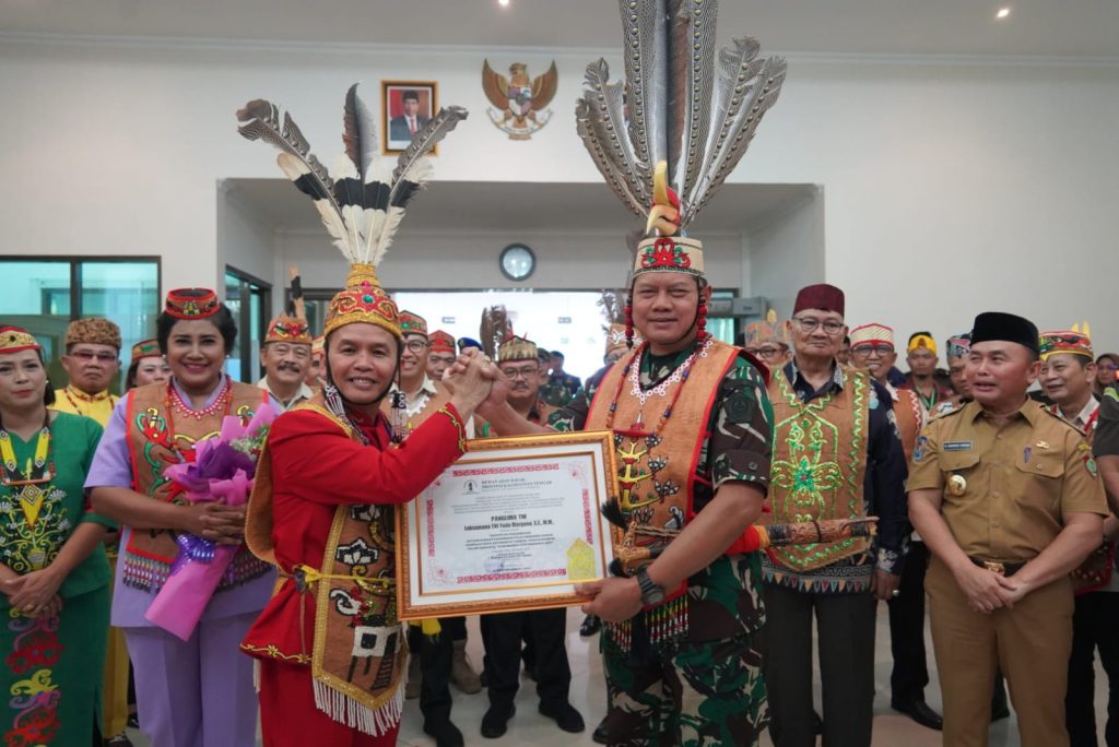 Panglima TNI Terima Penganugerahan Gelar Adat Dayak dari DAD Kalteng