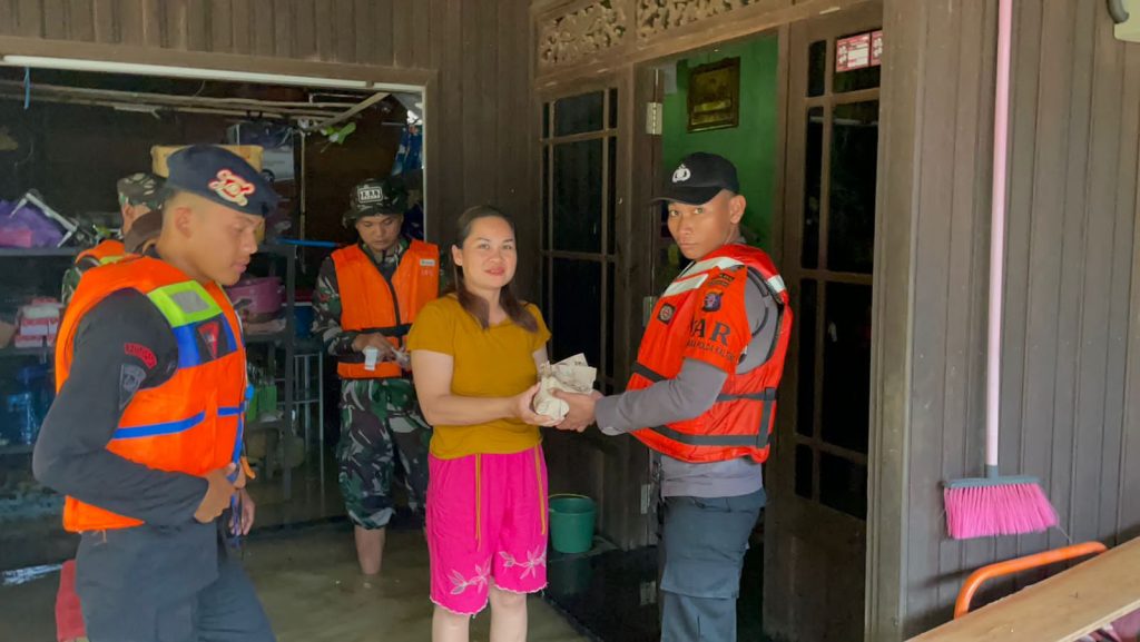 Polda Kalteng Bagikan Ratusan Makanan Untuk Korban Banjir di Pujon