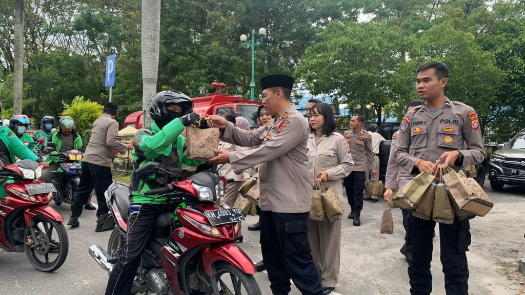 Ditbinmas Polda Kalteng Bagikan 150 Takjil Untuk Masyarakat
