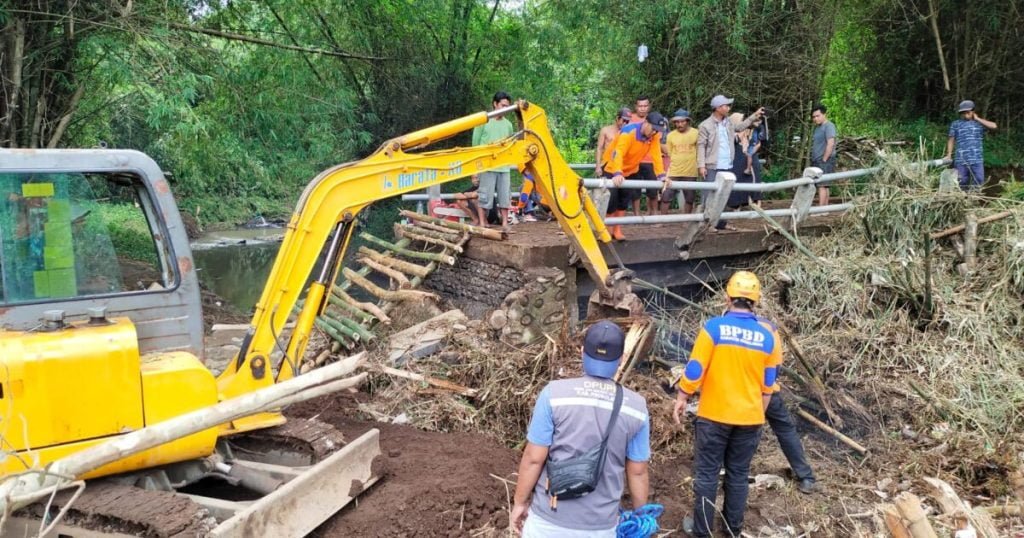 BPBD Lakukan Pembersihan Bambu Pemicu Putusnya Jembatan