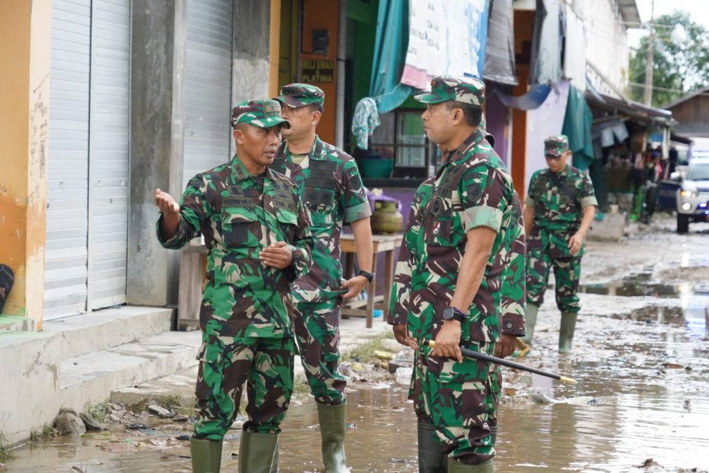 Tinjau Banjir di Pujon, Danrem 102/Pjg Serahkan Baksos