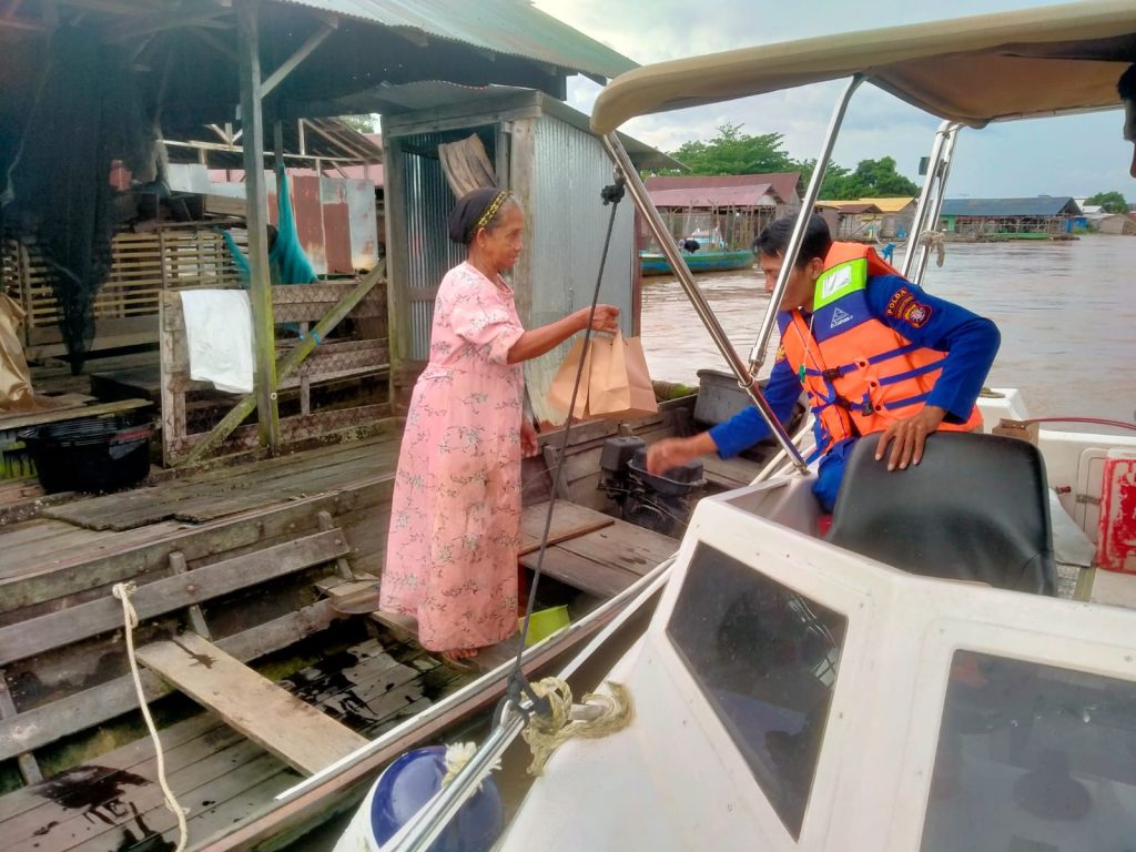 Ditpolairud Polda Kalteng Bagikan 300 Takjil Untuk Masyarakat Pinggiran Sungai Kahayan dan Panti Asuhan