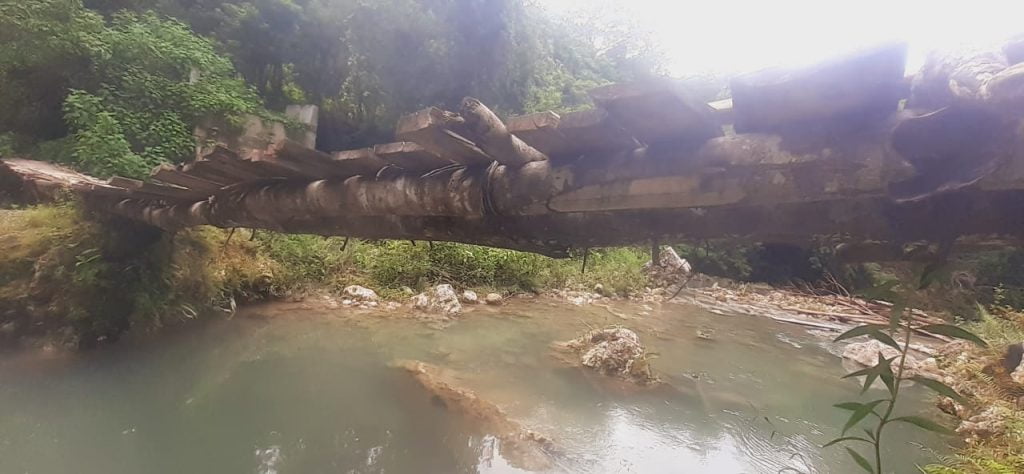 Memprihatinkan, Sudah Dua Tahun Jembatan Penghubung Desa Kamalapau – Kamanggih Putus Diterjang Banjir