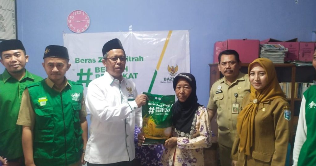 400 Fakir Dan Miskin Terima Beras Zakat Fitrah Baznas RI