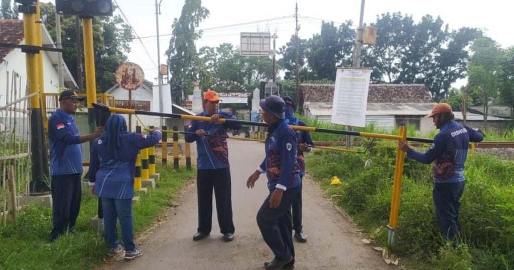 Dishub Probolinggo Pasang Palang Pintu Manual Di Perlintasan Sebidang Kereta Api